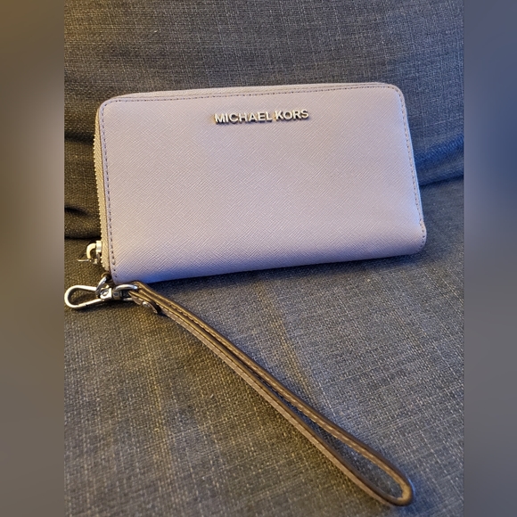 Michael Kors Handbags - Michaels Kors Leather Wristlet Wallet